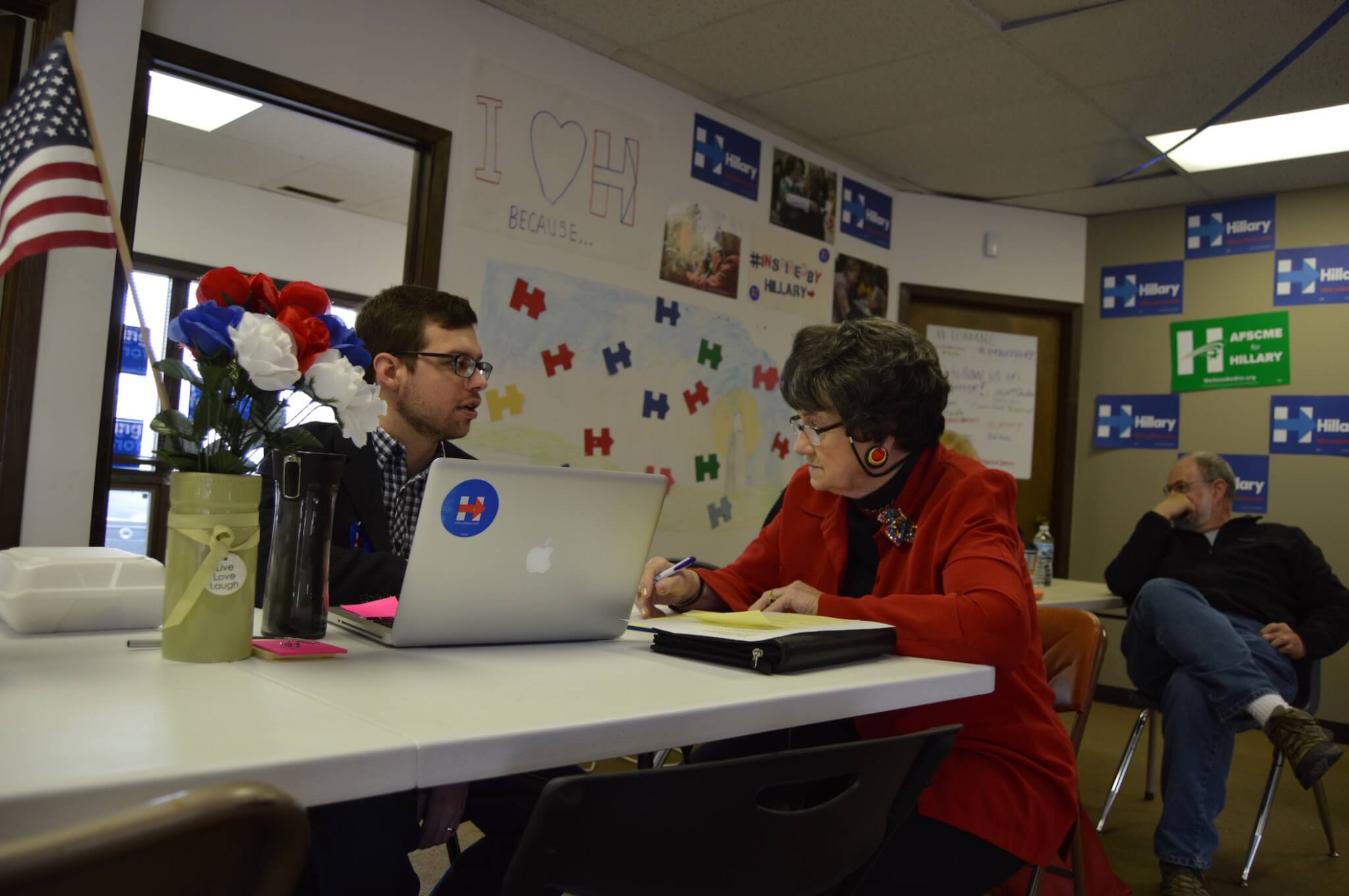 Clinton staff talks with a volunteer in Omaha