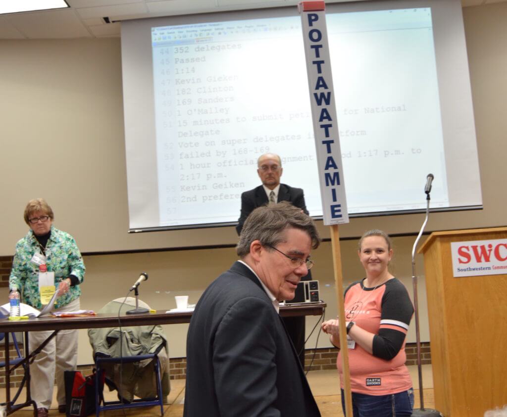 Mike Gronstal talks with the Pottawattamie delegates