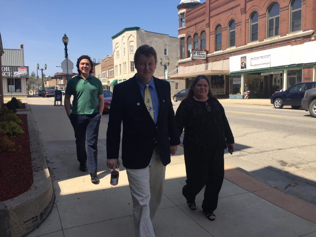 Pat and Teri Murphy arrive to the debate