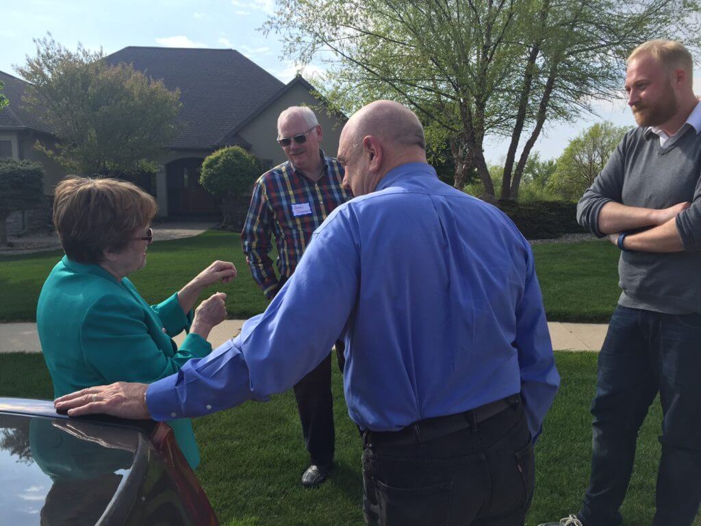 Judge huddles with activists in Mason City